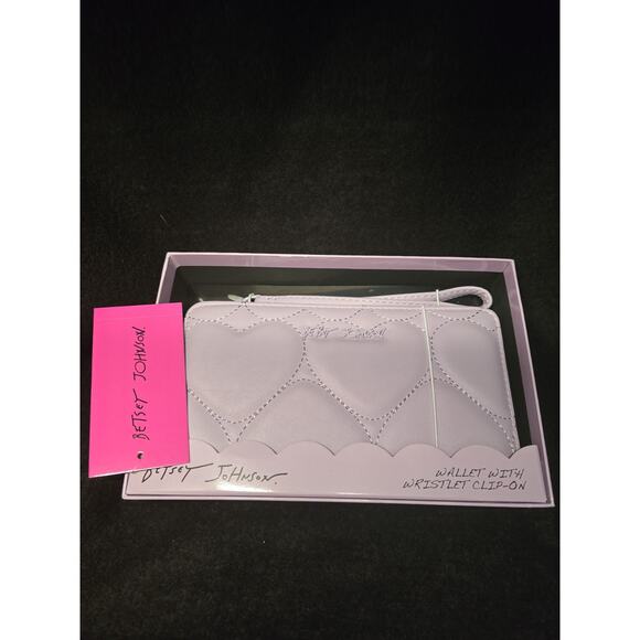 BETSEY JOHNSON PURPLE QUILTED HEART ZIP AROUND WALLET/WITH WRISTLET CLIP ON NIB - Picture 1 of 5